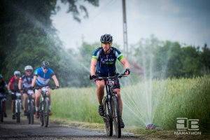 zawodnik jedzie na rowerze górskim  podczas LOTTO Poland Bike Marathon w Urszulinie