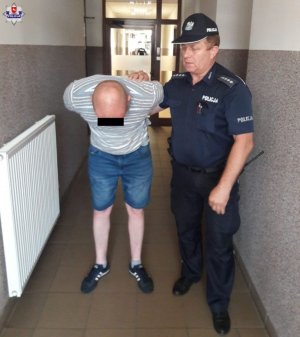 umundurowany policjant z zatrzymanym