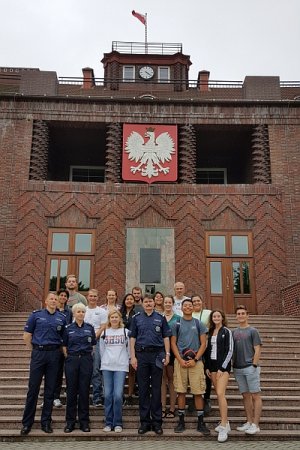 Wspólne zdjęcie na schodach głównego budynku dydaktycznego. W pionie.