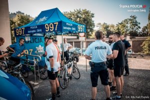 grupa policjantów w strojach sportowych szykujących się do wyprawy rowerowej