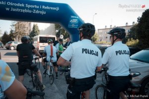 grupa policjantów na rowerach szykujących się do wyprawy rowerowej