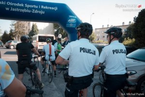 grupa policjantów na rowerach szykujących się do wyprawy rowerowej