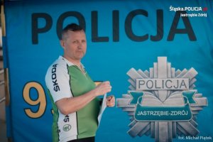 policjant w stroju sportowym szykujący się do wyprawy rowerowej