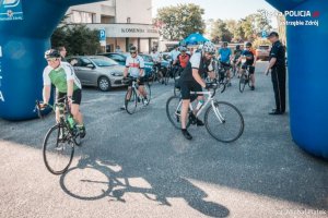 policjanci na rowerach startujący do wyprawy