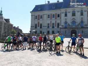 grupa rowerzystów stoi z rowerami