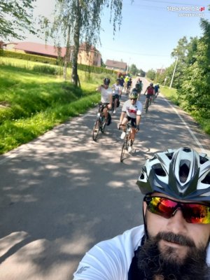 grupa rowerzystów w trakcie wyprawy na rowerach