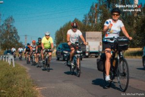 grupa rowerzystów w trakcie wyprawy rowerowej