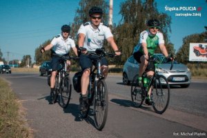 grupa rowerzystów w trakcie wyprawy rowerowej