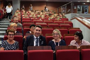 grupa osób siedzących podczas konferencji