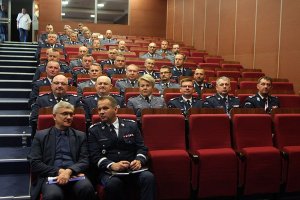 grupa uczestników konferencji oficerowie policji