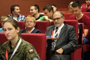 uczestnicy konferencji siedzą i słuchają