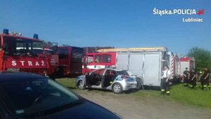 radiowóz i wozy policyjne biorące udział w poszukiwaniach mężczyzny