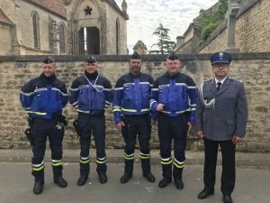 czterej francuscy funkcjonariusze i polski policjant w umundurowaniu galowym