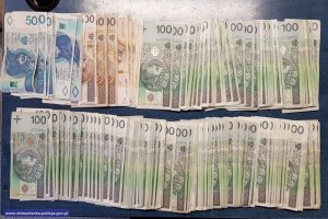 banknoty rozłożone na stole w dwóch rzędach