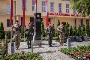 warta honorowa przed pomnikiem poległych żołnierzy ŻW