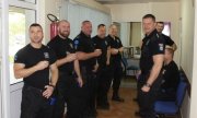 grupa policjantów, którzy oddali krew