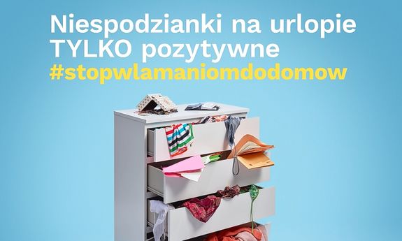 napis niespodzianki na urlopie tylko pozytywne #stopwlamaniomdodomow na tle komody z wysuniętymi szufladami i powyrzucanymi ubraniami z nich