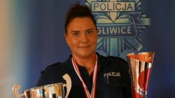 Policjantka na tle planszy z policyjną gwiazdą