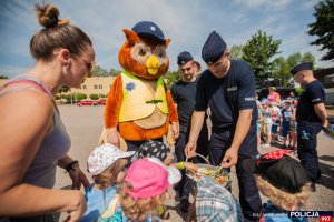 Dzień otwarty Centrum Szkolenia Policji w Legionowie – uczestnicy z policyjną maskotką