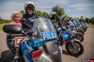 Dzień otwarty Centrum Szkolenia Policji w Legionowie – pokaz techniki jazdy motorem