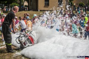 Dzień otwarty Centrum Szkolenia Policji w Legionowie – dzieci kąpią się w pianie gaśniczej