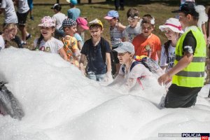 Dzień otwarty Centrum Szkolenia Policji w Legionowie – dzieci kąpią się w pianie gaśniczej