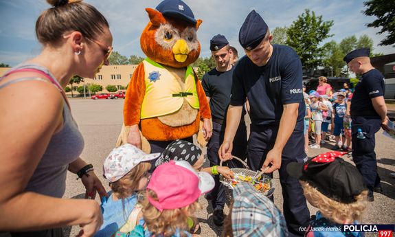 Dzień otwarty Centrum Szkolenia Policji w Legionowie – uczestnicy z policyjną maskotką