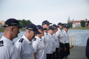 8 policjantów komisariatu wodnego stoi na pomoście