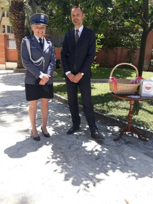 policjantka stoi z mężczyzną