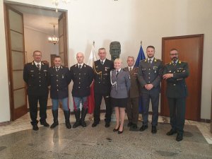 grupa włoskich policjantów i polska policjantka