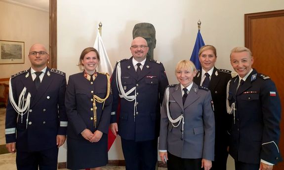 Komendant Wojewódzki Policji w Katowicach nadinsp. Krzysztof Justyński i polska policjantka z grupą policjantów włoskich