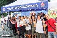 młodziez przy stoisku profilaktycznym Policji