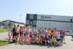 dzieci stoja przed komisariatem