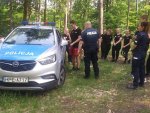 młodzież rozmawia z policjantem