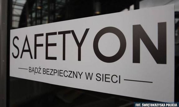 Policjanci na konferencji o cyberbezpieczeństwie SafetyON – bądź bezpieczny w sieci