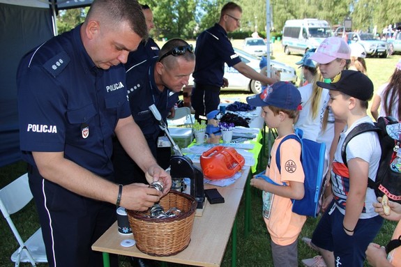 policjanci na pikniku profilaktycznym