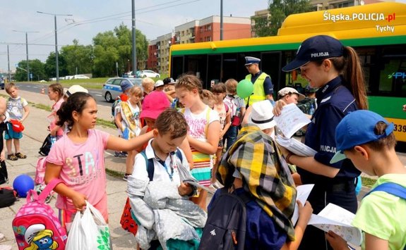 policjantka z dziećmi podczas pikniku profilaktycznego