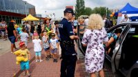 policjant na pikniku profilaktycznym