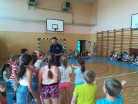 policjant na spotkaniu profilaktycznym z dziećmi w szkole