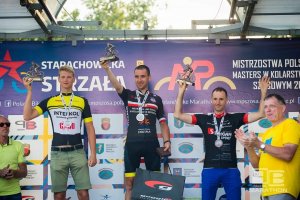 zwycięzcy wyścigu kolarskiego na podium z trofeami