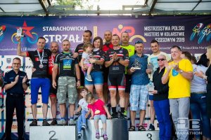 zwycięzcy wyścigu kolarskiego na podium z trofeami