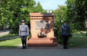 kwiaty pod tablicą upamiętniającą śmierć policjantów zamordowanych w Kalininie