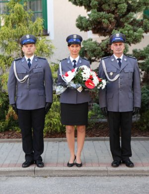 insp. dr hab. Marek Fałdowski – Komendant-Rektor WSPol oraz delegacja funkcjonariuszy szkolenia zawodowego dla absolwentów szkół wyższych (edycja SASW-1/19) oddają cześć policjantom zamordowanym w Kalininie, składając kwiaty pod tablicą upamiętniającą ich śmierć - policjantka i dwaj policjanci z bukietem kwaitów