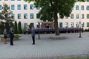 insp. dr hab. Marek Fałdowski – Komendant-Rektor WSPol oraz delegacja funkcjonariuszy szkolenia zawodowego dla absolwentów szkół wyższych (edycja SASW-1/19) oddają cześć policjantom zamordowanym w Kalininie, składając kwiaty pod tablicą upamiętniającą ich śmierć