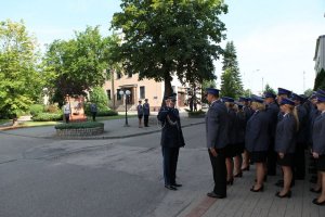 insp. dr hab. Marek Fałdowski – Komendant-Rektor WSPol oraz delegacja funkcjonariuszy szkolenia zawodowego dla absolwentów szkół wyższych (edycja SASW-1/19) oddają cześć policjantom zamordowanym w Kalininie, składając kwiaty pod tablicą upamiętniającą ich śmierć