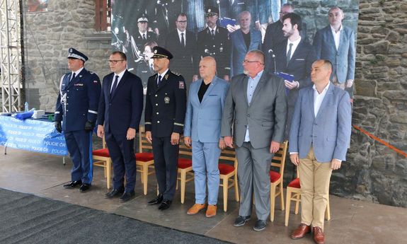 trzej funkcjonariusze polscy i czescy w mundurach i trzej mężczyźni w garniturach stoją na scenie na uroczystych obchodów setnej rocznicy powstania policji drogowej Republiki Czeskiej oraz dziesiątej rocznicy  powstania Sekcji Morawskośląskiej Kynologii Służbowej na Zamku w Ostrawie