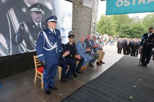 Pięciu gości siedzi na scenie, jeden - polski generał - stoi. Wśród siedzących znajduje się mężczyzna w mundurze czeskim