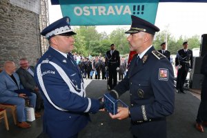 Dyrektor Regionalnej Dyrekcji Policji Regionu Morawsko-Śląskiego Pan Tomáš Kužel na scenie wręcza medal Zastępcy Komendanta Głównego Policji nadinsp. Kamilowi Bracha