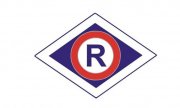 logo ruchu drogowego - Litera R na białym tle w czerwonym kółku, to zaś umieszczone jest w rombie na granatowym tle. Romb otoczony jest białą ramką