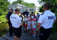 policjanci rozmawiaja z dziećmi o bezpieczeństwie